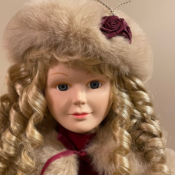 Beautiful moving Victorian doll - Picture 5 of 7